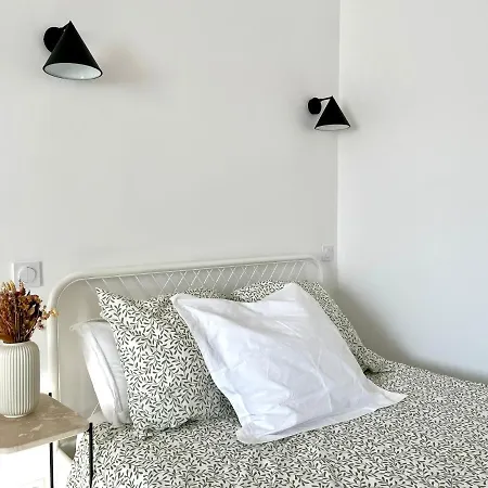 La Maison Du Douanier. Un Balcon Au Soleil * Antibes